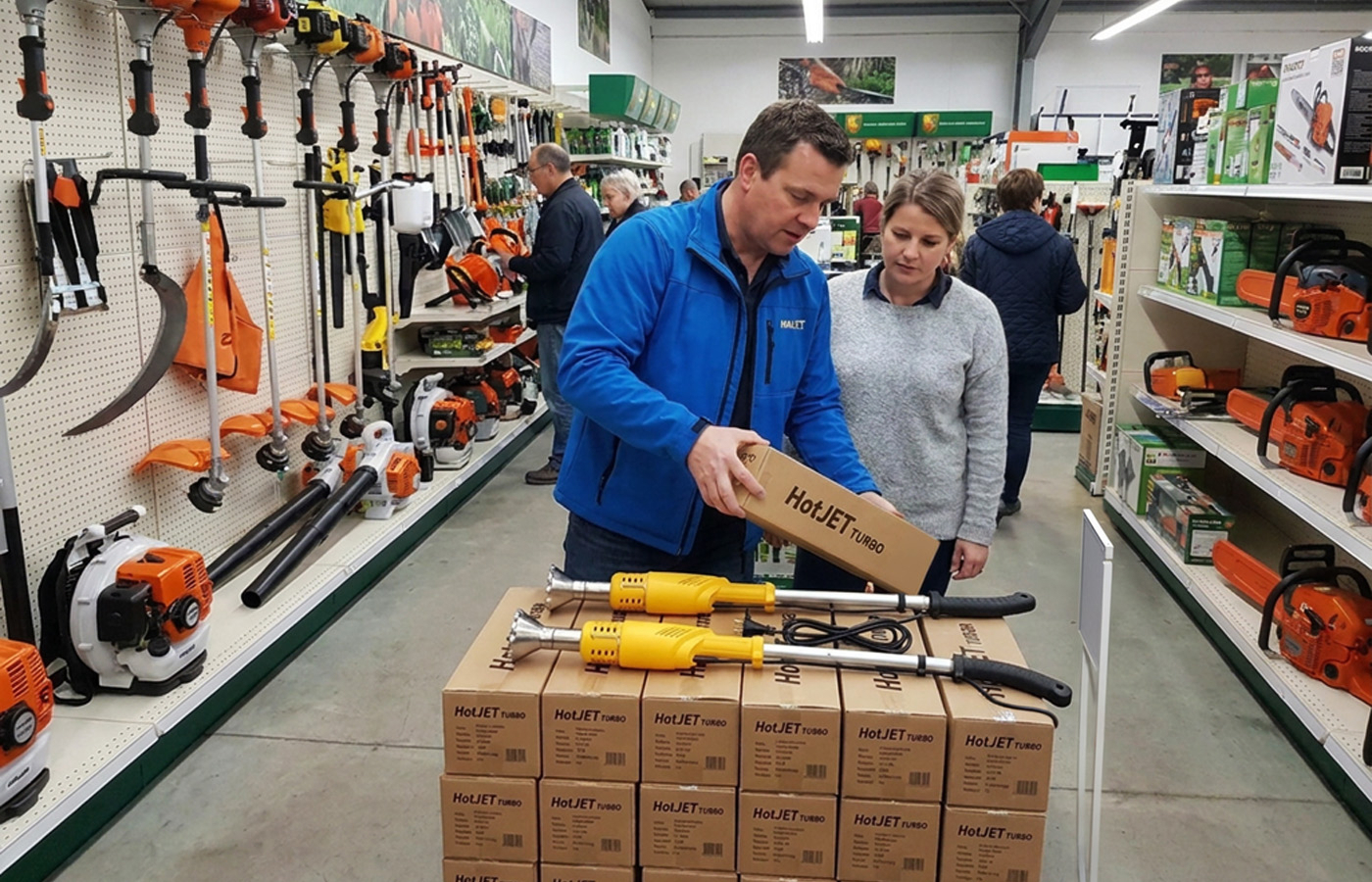 Elektronowy wypalacz chwastów HotJET TURBO w ogrodzie